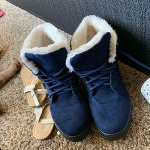 Cute boots never worn woman’s size 4.